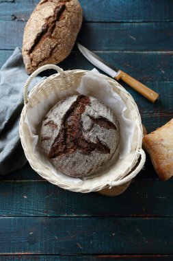 hasır sepet içinde yuvarlak rustik ekmek