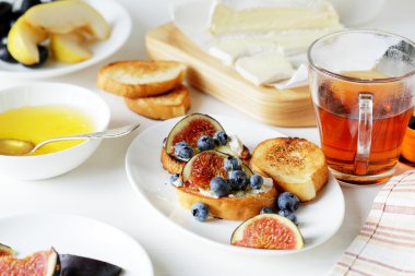 sabah çay peynirler tost ile