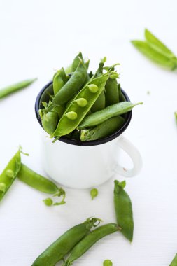 Beyaz fincan taze yeşil armut