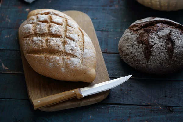 Ekmek ve doğrama kurulu üzerinde bıçak — Stok fotoğraf
