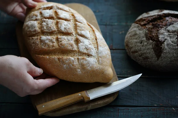 Mãos segurar pão inteiro — Fotografia de Stock