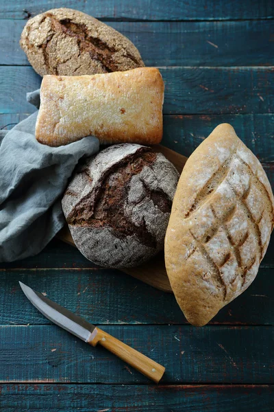 Hele brood brood op de planken — Stockfoto