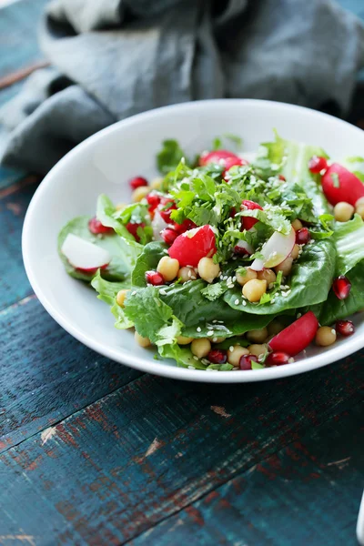 Salada de legumes com grão de bico — Fotografia de Stock