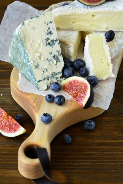 Blauwe kaas en brie met vruchten — Stockfoto