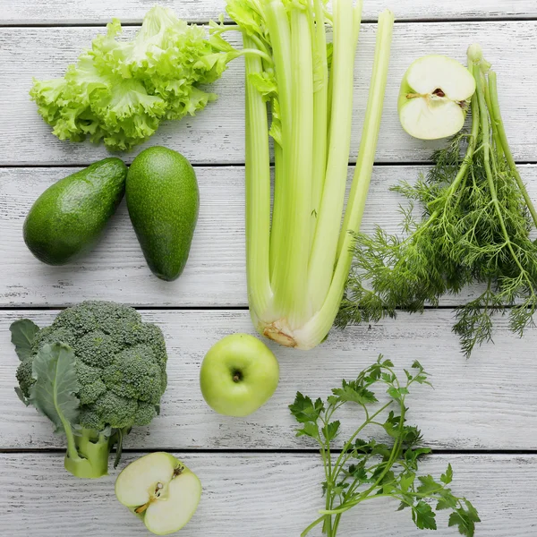 Verdure verdi su tavole bianche — Foto Stock