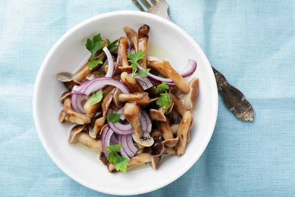Салат из грибов в белой миске — стоковое фото