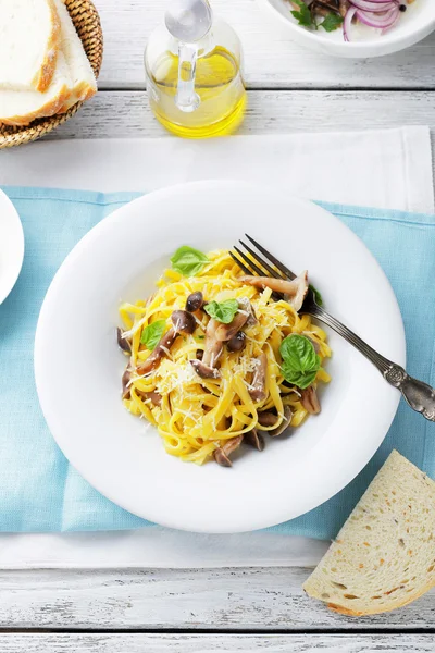Italiensk pasta med svamp och ost — Stockfoto
