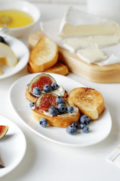 Torradas de queijo com figos e bagas — Fotografia de Stock