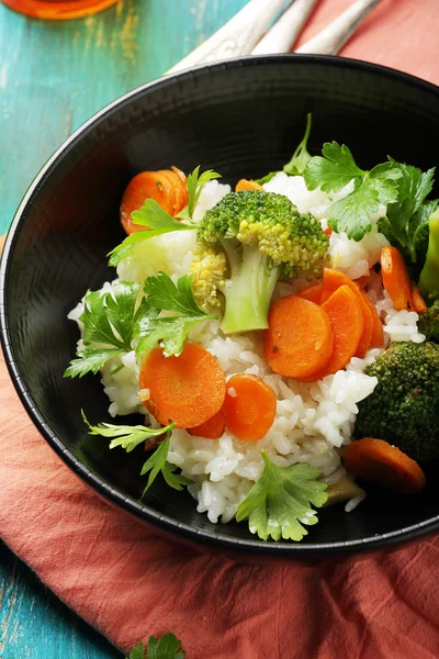 Rijst met geroosterde wortelen en broccoli — Stockfoto