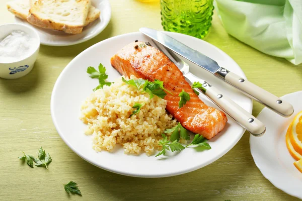 Lachs mit Bulgur — Stockfoto