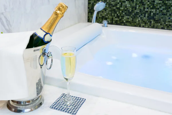 Champagne och Jacuzzi Spa — Stockfoto