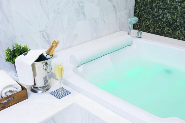 Champagne och Jacuzzi Spa — Stockfoto