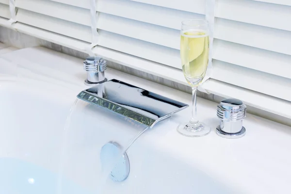 Champagne och Jacuzzi Spa — Stockfoto