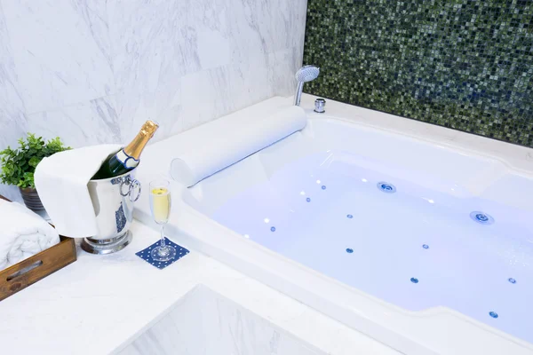 Champagne en Jacuzzi Spa Stockfoto