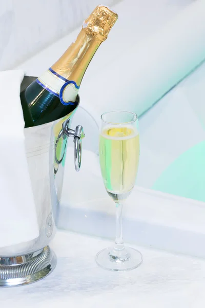 Champagne och Jacuzzi Spa — Stockfoto