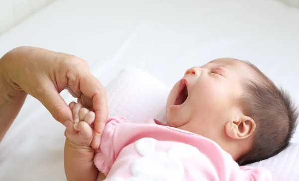 Gähnendes Baby — Stockfoto