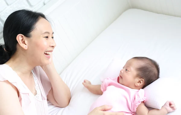 Mutter und Baby lizenzfreie Stockfotos