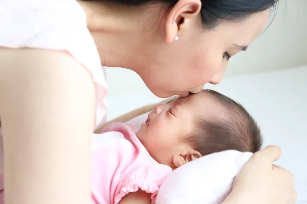 Moeder en baby Rechtenvrije Stockfoto's