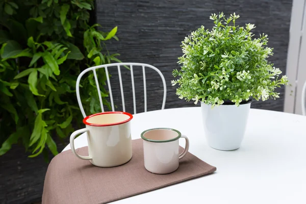 Buiten koffie tafel Rechtenvrije Stockafbeeldingen