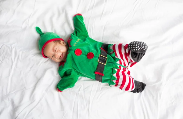 Baby in elf kostuum voor kerstvakantie op witte achtergrond — Stockfoto