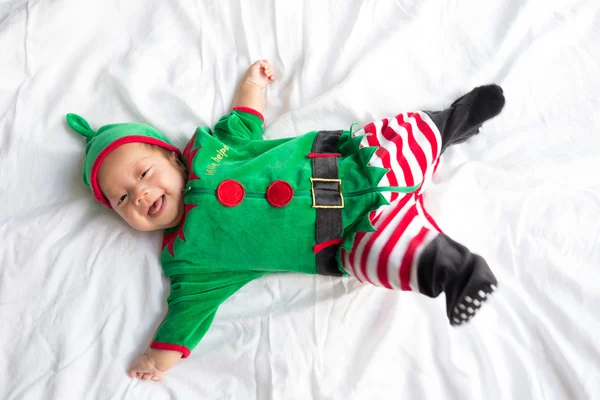 Baby in elf kostuum voor kerstvakantie op witte achtergrond Rechtenvrije Stockfoto's