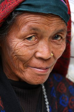 Katmandu, Nepal-Aralık, 2009 - kimliği belirsiz Nepal kadın Caddesi boyunca onların günlük yaşam görev yapıyor