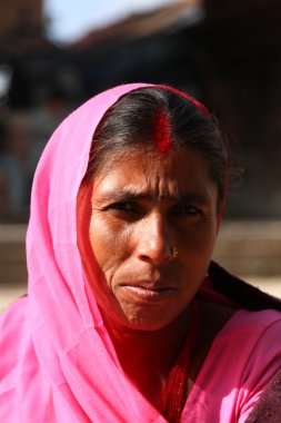 Katmandu, Nepal-Aralık, 2009 - kimliği belirsiz Nepal kadın Caddesi boyunca onların günlük yaşam görev yapıyor