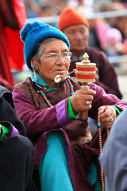 Leh, Hindistan-Mayıs, 2012 - kimliği belirsiz Tibet yaşlı kadın meeting oturumda onun kutsal dala lama dua