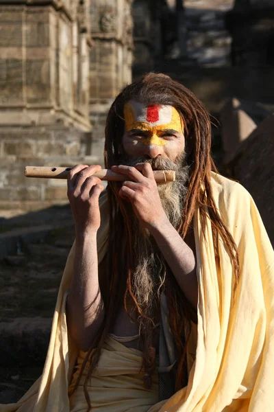 KATHMANDU, NEPAL-DECEMBER, 2009 - Um asceta ou sadhu não identificado no templo de pashupatinath à espera de viajantes — Fotografia de Stock