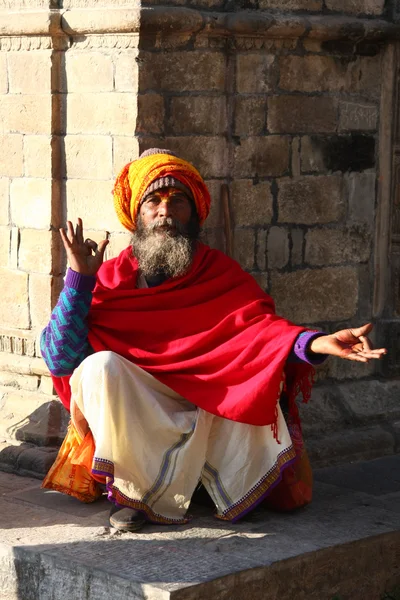 Kathmandu, Nepal-December 2009 - en oidentifierad asket eller kaj i templet pashupatinath väntar för resenärer — Stockfoto