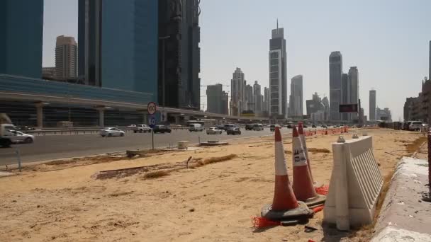 Tráfego de Dubai com trabalho em andamento — Vídeo de Stock