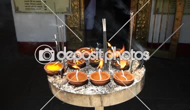 Hindistan cevizi yağı lambaları ve yanan tütsü 