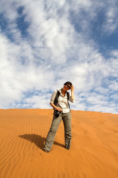 女游客攀爬沙丘 — 图库照片