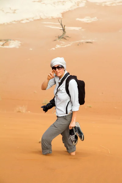 Jovem mulher escalando as dunas de areia — Fotografia de Stock
