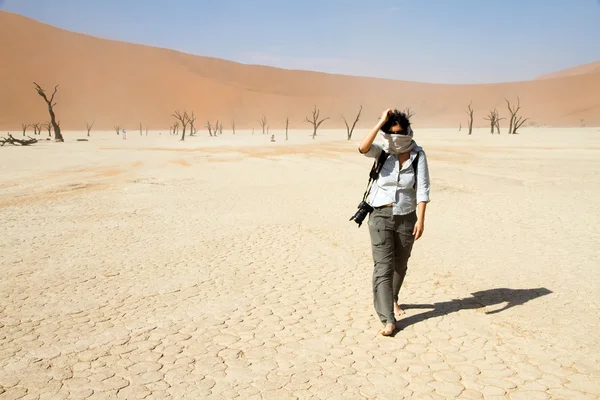 Turista v poušti Sossusvlei, Namibie — Stock fotografie