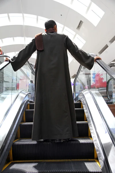 Homem árabe em um centro comercial — Fotografia de Stock