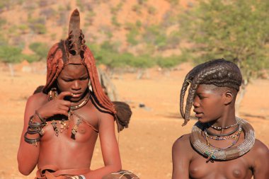 İki genç Himba kız, Namibya