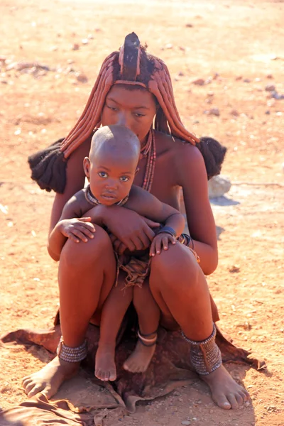 Himba mamma med hennes kid, Namibia — Stockfoto