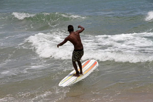 Surf com uma prancha — Fotografia de Stock