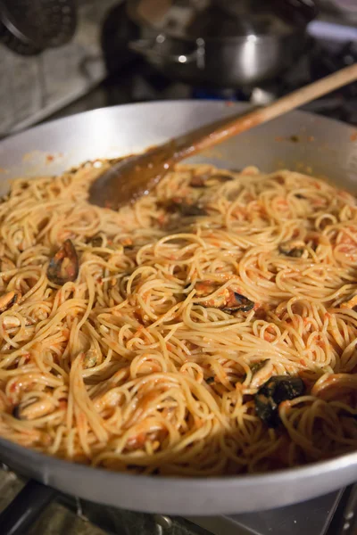 Spaghetti in the pan — Stock Photo, Image