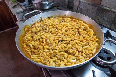 Makarna ile büyük tava