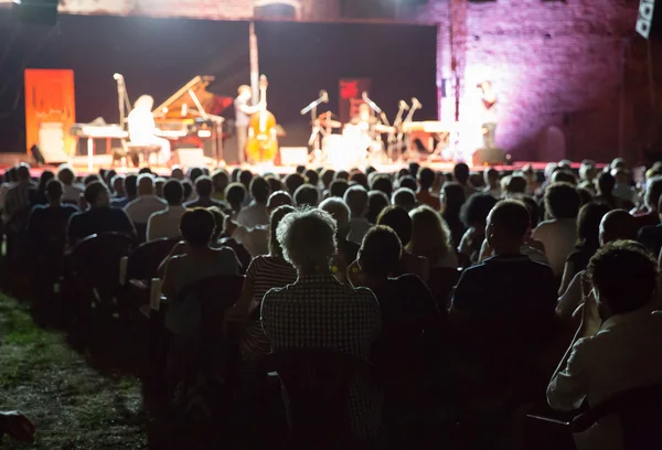 Concert in de nacht — Stockfoto