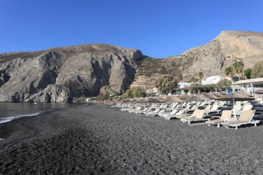 Santorini 'deki Kamari plajı, Cyclades Adası, Yunanistan