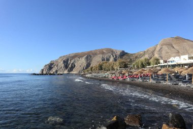 Santorini 'deki Kamari plajı, Cyclades Adası, Yunanistan