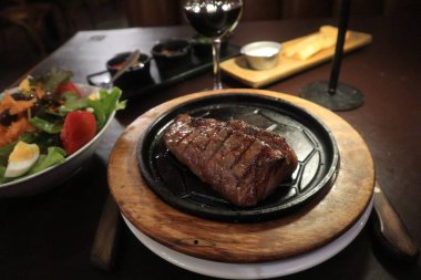 Salata ve şaraplı ızgara biftek.