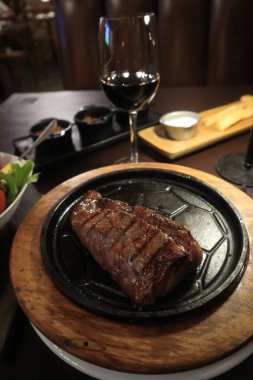Salata ve şaraplı ızgara biftek.