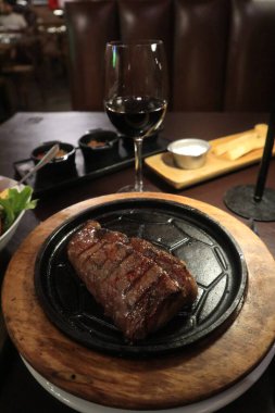 Salata ve şaraplı ızgara biftek.