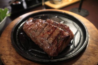 Salata ve şaraplı ızgara biftek.