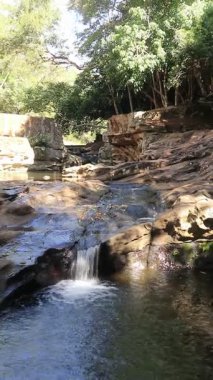 Salto Pa 'i, Villarrica, Paraguay, Kayalık uçurumlar arasında akan sakin bir nehir.