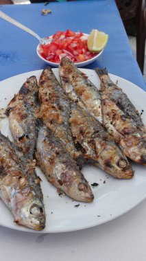 Kömürde pişen ızgara sardalya.